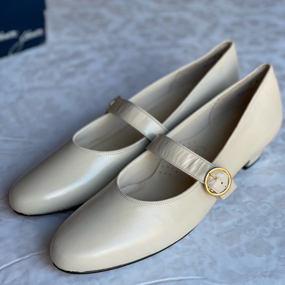 NEW Johansen Fine Leather Cream Colored 1 inch Heels Size 9.5 4A